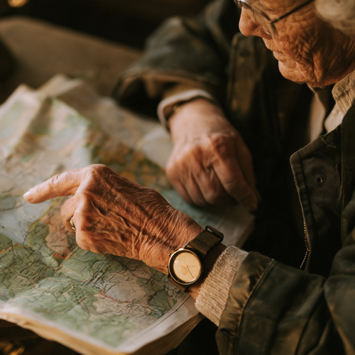 Abuela de Martina señalando un mapa