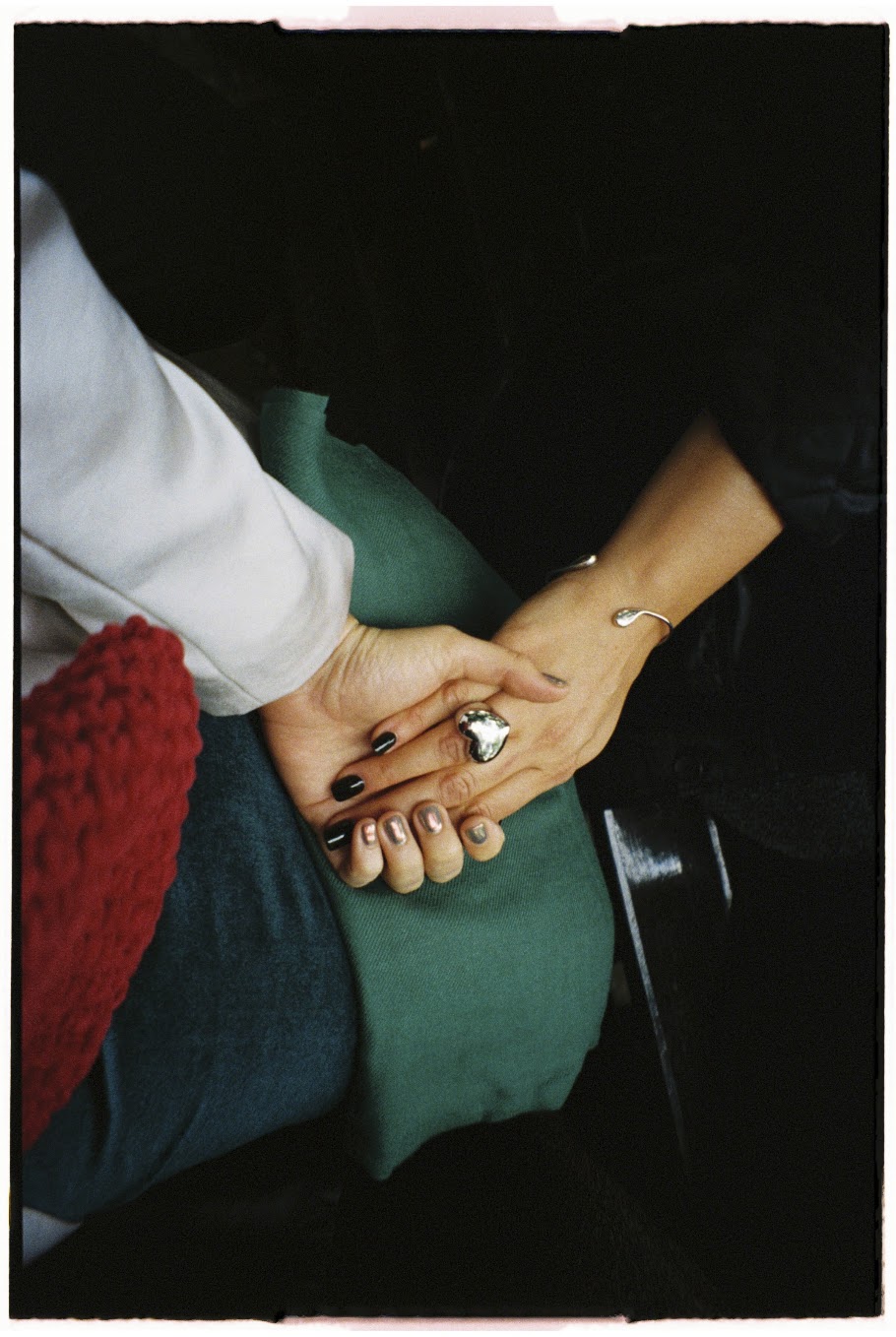 Manos entrelazadas, foto analógica